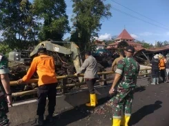 [UPDATE] – Petugas Gabungan Bersihkan Material Pascabanjir Bandang Kabupaten Agam